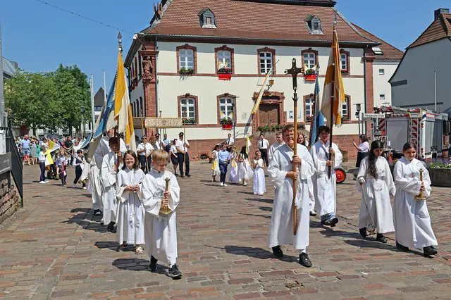 Vom Museum aus führte die Prozession in die Ramsteiner Pfarrkirche. | Foto: Hannah Layes
