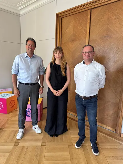 Julia Rädler ist neue Klimaanpassungsmanagerin in Frankenthal. Hier mit Oberbürgermeister Nicolas Meyer (links) und Matthias Kattler. | Foto: Pressestelle Frankenthal