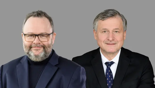 Die beiden FDP-Politiker und Landtagsabgeordneten Dr. Hans-Ulrich Rülke MdL und Dr. Christian Jung MdL (l). kommen am Samstag, 28.6.2025, zu einem Unterschriftenstand der Freien Demokraten vom Volksbegehren "XXL-Landtag verkleinern" nach Bretten. | Foto: Vasiliki Morfinoudi