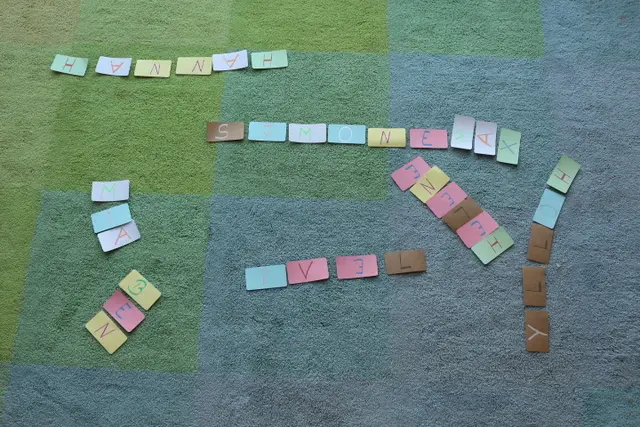 Vortreffen zum Projekt - Kinder haben ihre Namen mit den Buchstaben gelegt & somit gelüftet wer im Projekt dabei ist | Foto: Nicole Peschke