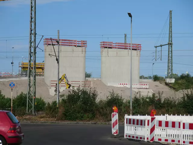 Die Pfeiler für die neue Westbrücke stehen bereits.  | Foto: Julia Glöckner