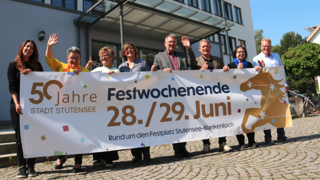 Für das Foto vor dem Rathaus in Blankenloch kamen stellvertretend für
die vielen, die das Fest mitgestalten, Aktive aus den Vorbereitungsteams zusammen (v.r.) Mario Hoffmann, Vorsitzender der Interessengemeinschaft der Vereine aus Blankenloch und Büchig, Heidrun Winter, Projektchor und Vorsitzende Gesangverein Sängerbund Friedrichstal 1910, Jürgen Feth, Ortsvorsteher Spöck, Hauptamtsleiter Andreas Leupolz, Wirtschaftsförderin Petra Schwab und Simone Gindner, Amt für Bildung, Kultur und Soziales, die beiden Hauptorganisatorinnen des Festwochenendes, Oberbürgermeisterin Petra Becker und Ayse Gün, Leiterin des OB-Büros.  | Foto: Stadt Stutensee
