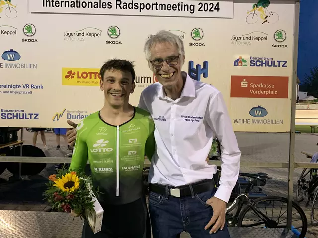 Luca spiegel mit Jens Hartwig, dem 1. Vorsitzendem des RV Dudenhofen 1908 | Foto: Michael Sonnick