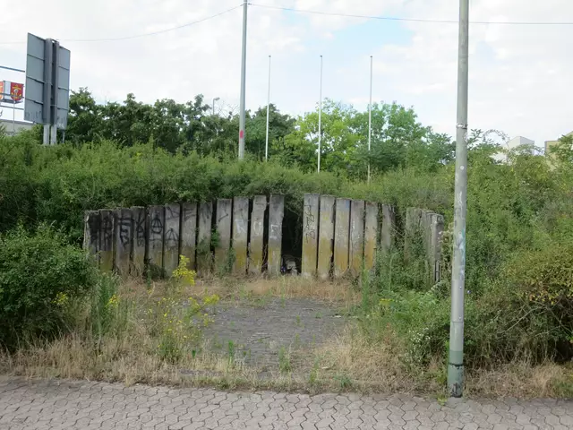 Picknickplätze aus der Zeit betondominierter Baukunst. Wer hier picknicken sollte, ist nicht klar, vielleicht BASF-Arbeiter oder Familien am Abend.  | Foto: Julia Glöckner