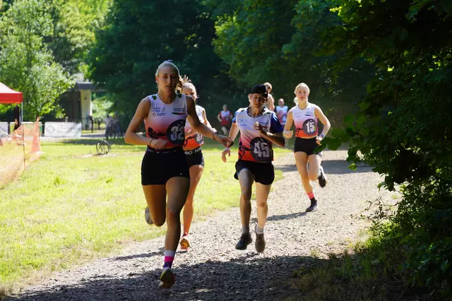 Target Sprint Staffel der Damen vorne Alena Weinmann vor Kerstin Schmidt | Foto: Sven Müller