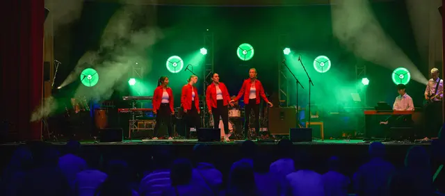 Frauenensemble: v.r. Gabriele, Britta, Sophie, Scarlett 
Klavier Kijun
Gitarre Florian | Foto: Wald_Studio_