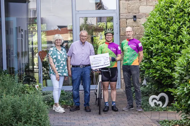 Bei der Spendenübergabe im Juni überreichte Pfarrer Sebastian Best die stolze Summe von 6.000 Euro an die Hospizleitung Birgit Edinger und den Vorsitzenden des Zoar-Förderverein Dietmar Keller | Foto: Evangelisches Diakoniewerk Zoar