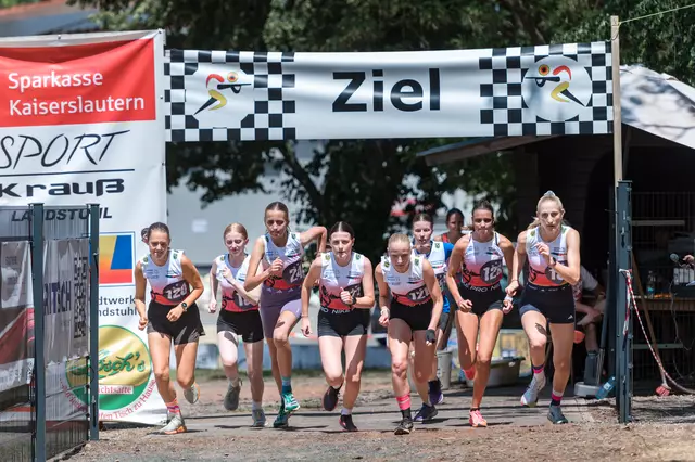 Start der Juniorinnen in der Mitte Tessa Dietrich | Foto: Sven Müller