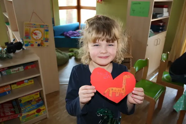 Helene mit ihrer selbstgestalteten Einladungskarte für die roten Wiesenwichtelgruppe. Jede Gruppe bekam eine Einladung | Foto: Nicole Peschke