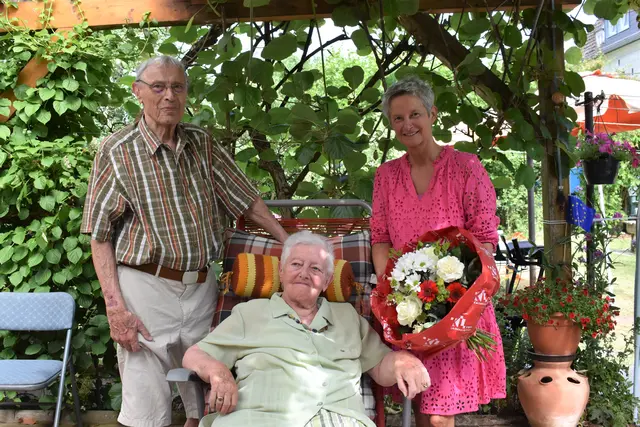 Elisabeth und Otmar Erbacher nahmen die Glückwünsche und ein kleines Präsent von Oberbürgermeisterin Beate Kimmel (rechts) entgegen | Foto: Stadt Kaiserslautern/gratis