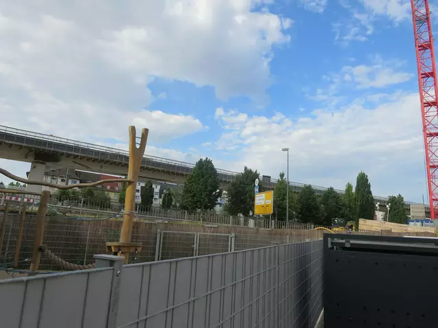 An der Ecke Bürgermeister-Hoffmann-Straße/Wörthstraße steht laut Buchholz nur noch der Mittelstreifen. Rechter und linker Streifen der Hochstraße befinden sich im Abriss und Neubau.  | Foto: Julia Glöckner