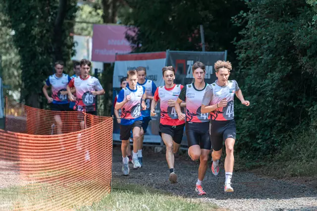 Enge Duelle auf der Laufrunde bei den Junioren | Foto: Sven Müller