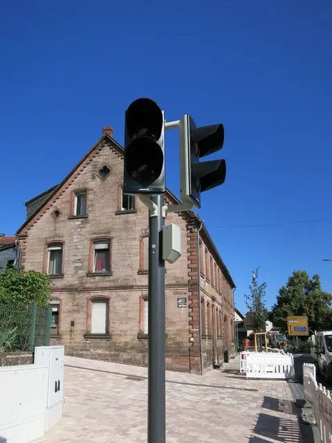 Die neue Ampelanlage an der Kreuzung Wiesenstraße ist bereits installiert, geht aber erst nach der Markierung der Asphaltdeckschicht in Betrieb. | Foto: Mattia De Fazio