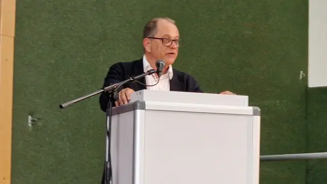 Der stellvertretende Schulleiter Markus Lücke begrüßte alle Gäste der Veranstaltung | Foto: Ralf Vester