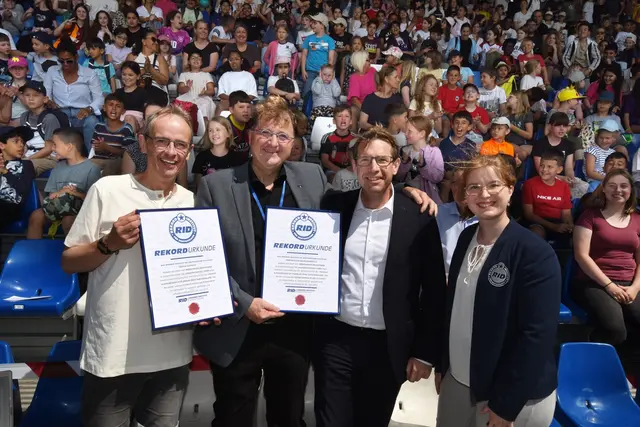 Autor Stefan Gemmel, PEN-Generalsekretär Michael Landgraf, Oberbürgermeister Hanno Benz und Rekord-Richterin Laura Kuchenbecker. | Foto: PEN Deutschland