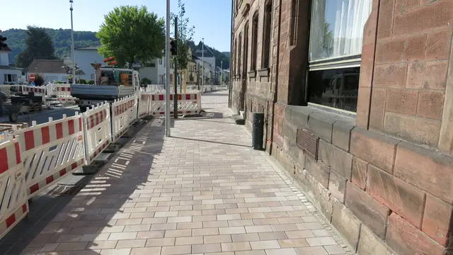 Blick  auf den ersten Bauabschnitt der Kaiserstraße: Die Gehwege sind neu gepflastert, die Fahrbahn wartet noch auf die Deckschicht. | Foto: Mattia De Fazio