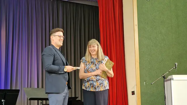 Hendrik Trahmer vom Personalrat gehörte ebenfalls zu den Gratulanten | Foto: Ralf Vester