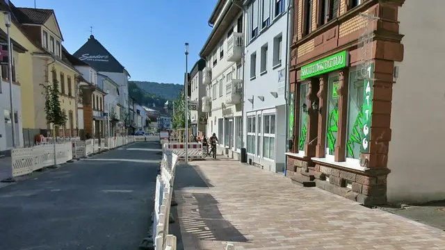 Die frisch gepflasterten Gehwege entlang der Kaiserstraße bieten bereits ein neues Stadtbild. Noch sichern Bauzäune die Bereiche rund um die Bäume und den Fahrbahnbereich. | Foto: Mattia De Fazio