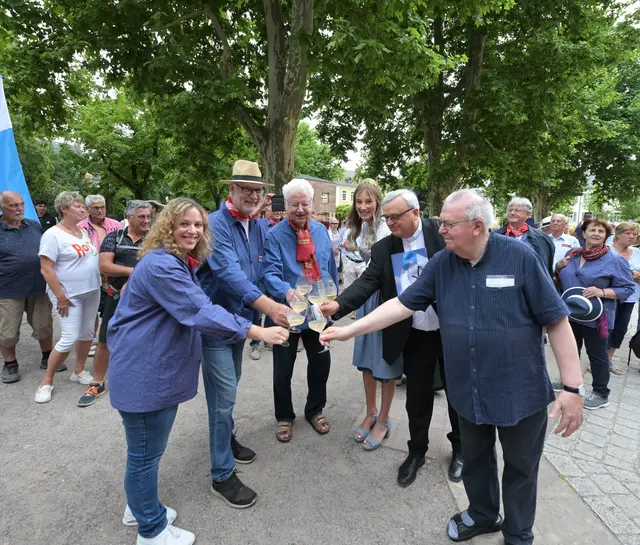 Stoßen gemeinsam auf den neuen Weinzehnt an: Winzerin Meike Schwaab, Kirrweilers Bürgermeister Rolf Metzger, Pfarrer i.R. Gerd Babelotzky, Pfarrer Peter Nirmaier, Weinprinzessin Zoé I., Bischof Dr. Karl-Heinz Wiesemann, Weihbischof Otto Georgens | Foto: Bistum Speyer / Klaus Landry