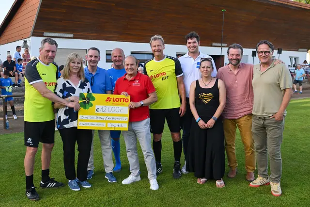 (von links:) Manfred Kaltz, Petra Stölzle und Harald Stark (Stiftung), Wilfried Adelfinger (SVH), Klaus Kuhn (Sportbund Rheinhessen), Guido Buchwald, Julian Geib (Stiftung), Cornelia Grewe (Die Helfeelfen e.V.) und ganz rechts Lotto-Elf Team-Manager Edgar Schmitt | Foto: Peter Seydel