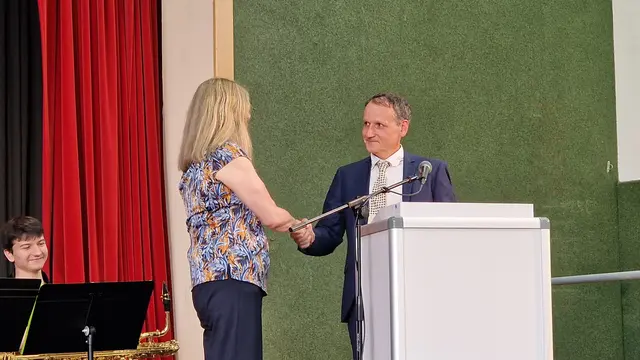 Florian Zickwolf, Leitender Regierungsschuldirektor bei der ADD Neustadt, verabschiedete Dr. Ulrike Dittberner offiziell in den Ruhestand | Foto: Ralf Vester