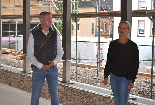 Bürgermeister Michael Maas und Architektin Natascha Martin führten über die Baustelle | Foto: Frank Schäfer