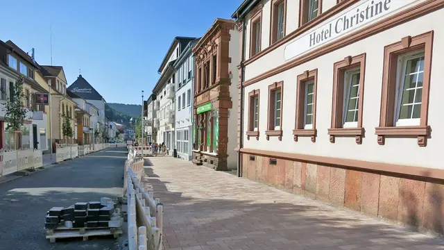 Neuer Blick entlang der Kaiserstraße: Die Seitenbereiche sind fertiggestellt, während die Fahrbahn im ersten Bauabschnitt noch auf die finale Deckschicht wartet. | Foto: Mattia De Fazio