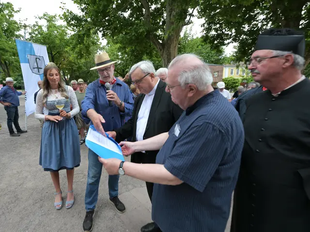 Kirrweilers Bürgermeister Rolf Metzger übergibt den Bischöfen die Urkunde zum diesjährigen Zehntwein | Foto: Bistum Speyer / Klaus Landry