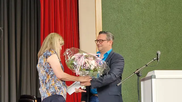 Blumen gab es auch vom Vorsitzenden des Schulelternbeirats, Marc-Oliver Spiegel | Foto: Ralf Vester