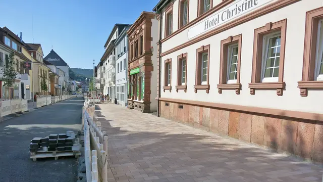 Fortschritt sichtbar: Im ersten Bauabschnitt der Kaiserstraße in Landstuhl sind Gehwege und Seitenbereiche bereits fertig. Der letzte Feinschliff auf der Fahrbahn folgt mit Bauphase zwei. | Foto: Mattia De Fazio