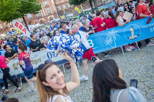 Bauhaus Firmenlauf: Spitznleistung beim Anfeuern  | Foto: Roland Kohls