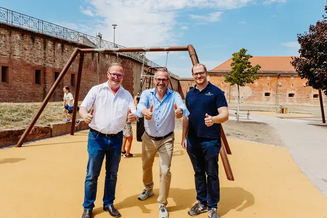 Thorsten Böttcher (Geschäftsführer des DRK Kreisverbands Germersheim), Marcus Schaile (Bürgermeister Germersheim), Stefan Bach (Plant Programm Manager, Ardagh)  | Foto: Vongerichten/gratis