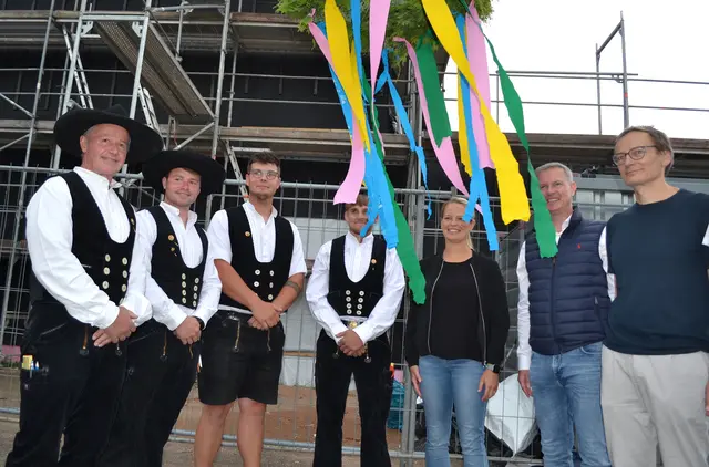 Bürgermeister Michael Mass (Zweiter von rechts) zusammen mit den Architekten Walter Huber (rechts) und Natascha Martin (Dritte von rechts) und dem Team der Zimmerei Deppert aus Hermersberg  | Foto: Frank Schäfer