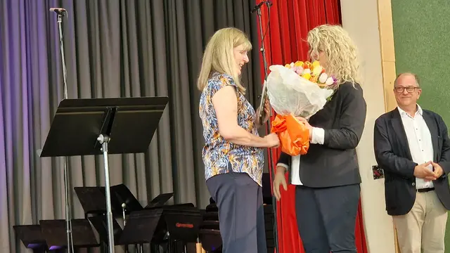 Einen Blumenstrauß gab es von der stellvertretenden Schulleitung Markus Lücke und Susanne Scheffler-Hausbrandt | Foto: Ralf Vester