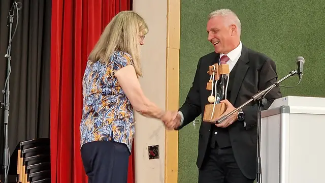 Thilo Franke, Vorsitzender der Direktorenvereinigung der Gymnasien Rheinland-Pfalz (Bezirk Westpfalz) dankte der scheidenden Schulleiterin herzlich für die gute Zusammenarbeit | Foto: Ralf Vester