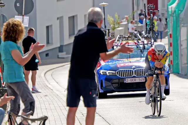 Volle Unterstützung am Streckenrand: Louis Leidert vom Team Lidl-Trek Future Racing wird von den Fans durch Steinwenden angefeuert. Der U23-Fahrer holte im Einzelzeitfahren den starken zweiten Platz. | Foto: Erik Stegner