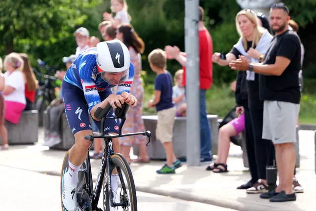 Der neue Deutsche Meister: Maximilian Schachmann vom Team Soudal Quickstep auf dem Weg zum Titel im Einzelzeitfahren – angefeuert von zahlreichen Zuschauern entlang der Strecke. | Foto: Erik Stegner