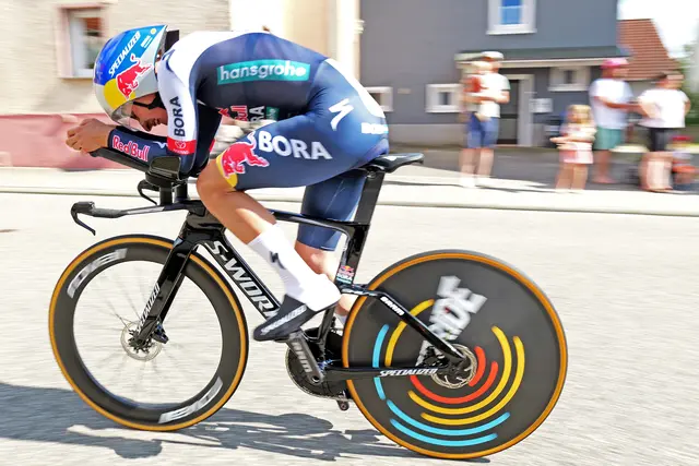 Volle Konzentration auf der Strecke: Paul Fietzke vom Team Red Bull – Bora – Hansgrohe Rookies auf dem Weg zu Platz drei im Einzelzeitfahren der U23 – ein starker Auftritt des Nachwuchstalents. | Foto: Erik Stegner