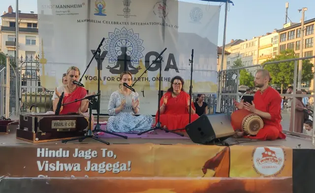 Bhakti Marga Wiesbaden: Mantra-Gesang &amp; Meditation für innere Ruhe
(Gruppe praktiziert hingebungsvolle Klänge und Stille) | Foto: HSS Germany