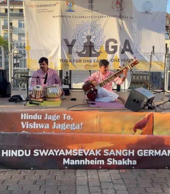 Zwei Musiker verzaubern den Marktplatz mit indischer klassischer Musik – Eine fesselnde Live-Darbietung
(Von links: Herr Sandeep Rao Kevle &amp; Prof. Shyam Rastogi) | Foto: HSS Germany