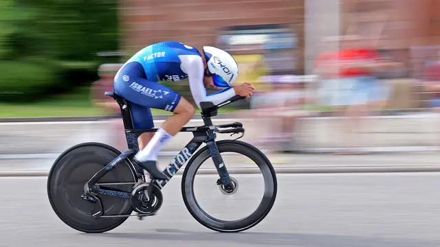 Tempo pur: Moritz Kretschy vom Team Israel Premier Tech Academy rauscht im Einzelzeitfahren durch Steinwenden – ein Bild voller Dynamik. | Foto: Erik Stegner