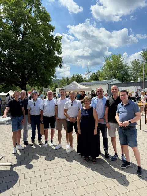 Bei der Eröffnung waren unter anderem die Schirmherren Ralf Leßmeister (Landrat, Mitte), Verbandsbürgermeister Ralf Schwarm (links) und Ortschef Markus Schick (Fünfter von links) sowie Organisationsleiter Joachim Felka (Vierter von links) und weitere Vertreter aus Politik und Verwaltung anwesend | Foto: Kreisverwaltung/Reiner Voß/gratis