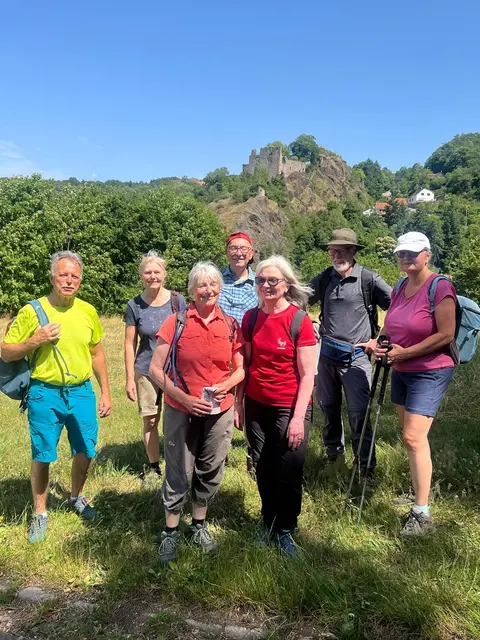 Gruppenfoto mit Blick auf Burg Falkenstein | Foto: Ich