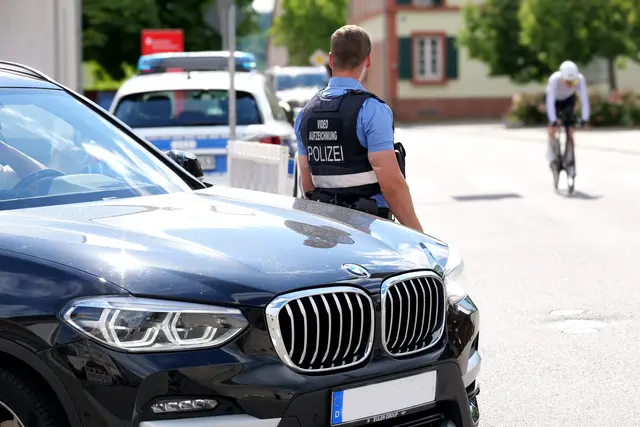 Polizei sichert das Rennen: Während die Fahrer beim Einzelzeitfahren alles geben, sorgt die Polizei entlang der Strecke rund um Ramstein für Sicherheit und einen reibungslosen Ablauf. | Foto: Stegner