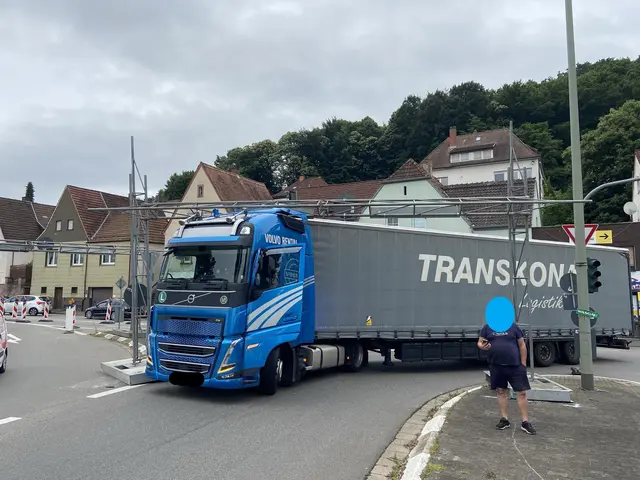 Zur Bergung des Fahrzeugs musste die Höhenbegrenzung mit einem Spezialfahrzeug demontiert werden | Foto: Polizeiinspektion Landstuhl