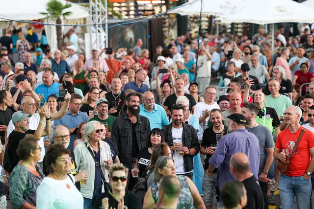 Der Woifeschkänich geht auf Tuchfühlung mit dem Publikum | Foto: Lys Y. Seng