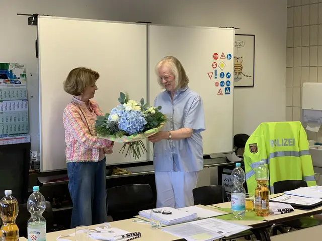 Die bisherige 2. Vorsitzende Dr. Bettina Göbelsmann (links) bedankt sich bei Dr. Eva Niebergall-Walter für 28 Jahre Engagement in der Verkehrswacht | Foto: Peter Krietemeyer