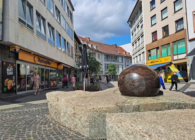 Wo ist es besonders heiß und wo bleibt es kühl? Dieser Frage geht der Klimarundgang nach. Das Foto zeigt die Riesenstraße mit dem Riesenbrunnen | Foto: Monika Klein