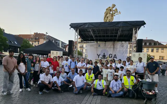 Engagierte Freiwillige haben den Yoga-Tag mit Leben erfüllt – durch Anleitung, Unterstützung und gemeinsames Üben schufen sie eine harmonische Feier von Gesundheit und Einheit. Jede Dehnung, jedes Lächeln wurde durch ihren gemeinsamen Geist möglich. | Foto: HSS Germany