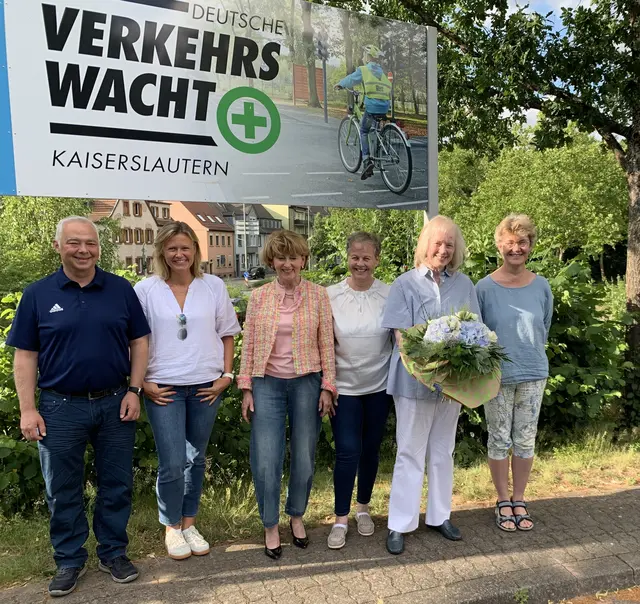 Der neue Vorstand der Verkehrswacht Kaiserslautern Stadt und Land e.V. v.l.n.r.: Carsten Becker, Julia Coressel, Dr. Bettina Göbelsmann, die neue 1. Vorsitzende Gabriele Fliege, die scheidende bisherige Vorsitzende Dr. Eva Niebergall-Walter und Beate Martin | Foto: Peter Krietemeyer